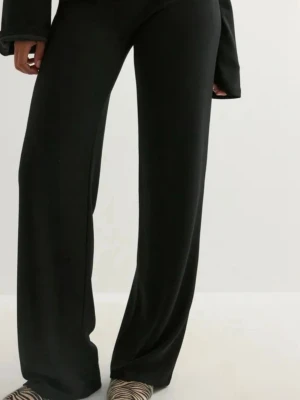 Svarta vida mjukisbyxor - Snygga svarta mjukisbyxor med vid passform och långa ben. Byxorna har en avslappnad stil och är perfekta för en chill look. Tillverkade i mjukt material som känns skönt mot huden.