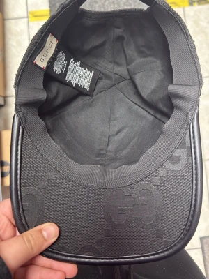 ZARQ - Säljer en svart keps från Gucci 