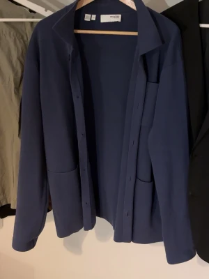 Selected Homme Cardigan - Säljer min selected homme cardigan som inte använts mer än 5 gånger. Den är i nyskick/mycket bra skick. Storlek L men sitter som M. Nypris 1299:- men säljer den för 599. Pris kan givetvis diskuteras. Hör av dig vid frågor😊