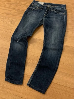 DonDup Jeans (Archive) - Säljer ett par riktigt snygga och sällsynta Demin DonDup Jeans. Dessa är väldigt eftertraktade och välkända. Skicket är 9/10. Storleken är 31. Priset är 799kr men kan sänkas.