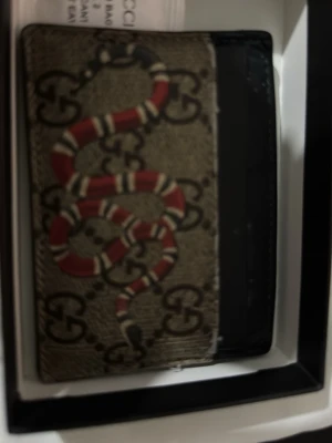 Gucci korthållare  - Korthållare från Gucci, köpt i deras egna affär vid Östermalm, skicket är 6/10, allt som är på bild ingår, hör av er vid funderingar 