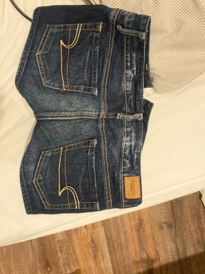 Mörkblå jeansshorts från American Eagle - Snygga mörkblå jeansshorts från American Eagle. Inga defekter. Midjemått 77cm. Skriv för ev frågor!