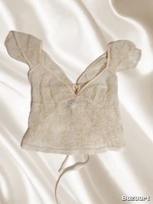 Söt topp - Jätte söt topp från Rita Ora💕🦢Storlek S och I mycket bra skick. Toppen är lite mer beige/gulaktig i verkligheten!