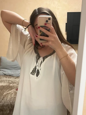 Vit blus med glittrig dekor  - Jag har inte sett några defekter, men den kan sakna lite glitter eller rhinestones. Perfekt som en avslappnad, elegant blus. Jag kan diskutera pris