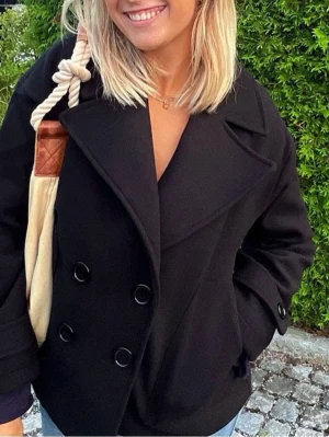 Svart Design By Si kappa - Svart design by si kappa, använd men som i ny skick. Super fin och passar till allt