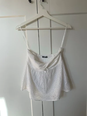 Vit tubtopp  - Säljer en jätte fin tubtopp ifrån Gina tricot i storlek xs/s💕