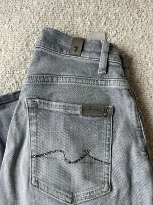 Grå jeans från 7 For All Mankind - Snygga grå jeans från 7 For All Mankind med klassisk. Jeansen har en ljus tvätt och är tillverkade i mjuk denim. stl 24 💕