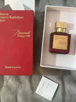 Baccarat Rouge 540 Extrait de Parfum - Lyxig parfym från Maison Francis Kurkdjian, Baccarat Rouge 540 Extrait de Parfum. Flaskan är djup röd med guldfärgad etikett och kork, elegant och exklusiv design. Levereras i originalförpackning med tillhörande kartong och booklet.