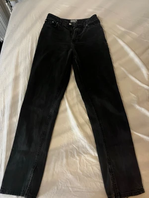 Svarta raka jeans från NA-KD - Säljer ett par svarta raka jeans från NA-KD Reborn. Jeansen har klassisk femficksdesign, hög midja och knappgylf. Tillverkade i ett slitstarkt denimtyg som passar perfekt till en avslappnad och trendig stil. Säljer dem då dem inte passar! Pris går att diskutera 