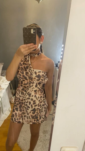 Klänning  - Klänning, aldrig använd. 