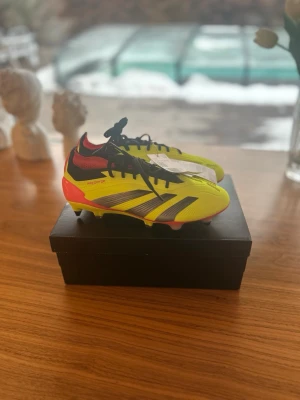 OANVÄNDA Adidas Predator Elite SG 38 - Originalpris: 3000kr Helt nya och oanvända, aldrig provade på foten, och självklart äkta med kvitto. Perfekta för gräs med riktigt bra grepp tack vare dubbarna. Till skorna medföljer en Adidas-påse, extra dubbar för att alltid ha perfekt grepp samt ett dubbverktyg från Adidas. Skorna är storlek 38 och passar både killar och tjejer.