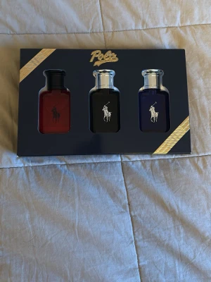 Ralph Lauren Polo parfymset 3x40ml - Snyggt parfymset från Ralph Lauren Polo med tre flaskor. Varje flaska rymmer 40 ml och har den klassiska Polo-loggan. Perfekt för dig som vill testa olika dofter från samma märke.
