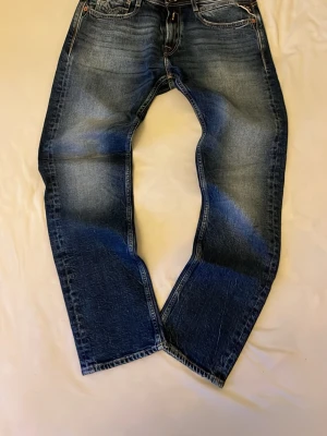 Replay jeans - Blå Replay jeans köpta på NK Stockholm. Oanvända i princip. Storlek 30/30 och nypris ca 1500. Skriv vid funderingar !