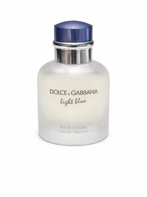 Byten och prisförslag!!! - 50 ml kvar! Dolce & Gabbana Light Blue Pour Homme Eau de Toilette med frostad glasflaska och blått lock. Doften är fräsch och maskulin, perfekt för dig som gillar eleganta och moderna parfymer. Flaskan har en rundad form och silverdetaljer.