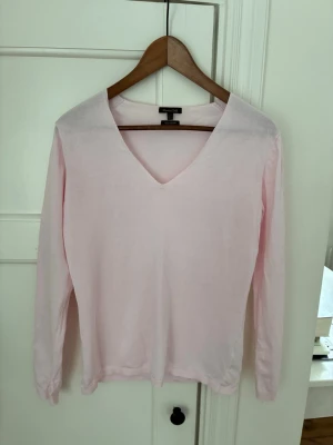 Rosa v-ringad - V-ringad ljusrosa mjuk tröja från Massimo dutti i 100% bomull. Storlek L men passar mig som har S-M bra.