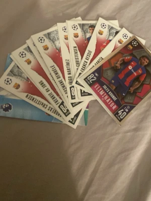 Fotbollssamlarkort FC Barcelona - Säljer ett gäng fotbollssamlarkort med spelare från FC Barcelona, bland annat Frenkie de Jong, Andreas Christensen och Jules Koundé. Kort i färgerna röd, blå och vit med spelarbilder och statistik. Perfekt för dig som gillar att samla på fotbollskort.