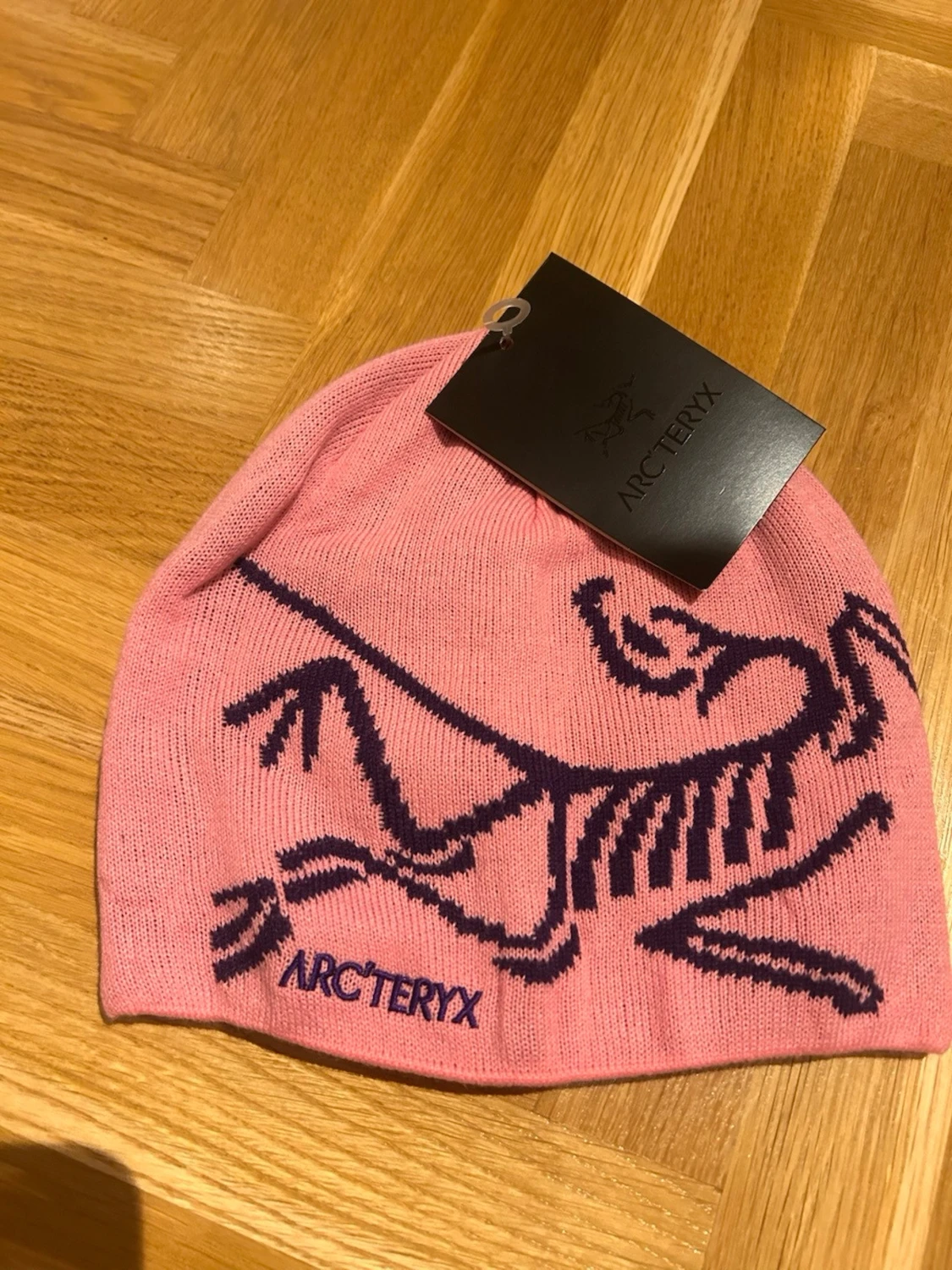 Rosa mössa från Arc'teryx