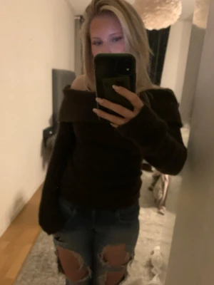  stickad tröja - Jätte söt stickad tröja som är otroligt mysig nu under vintern/våren. Skriv vid fler frågor 🥰