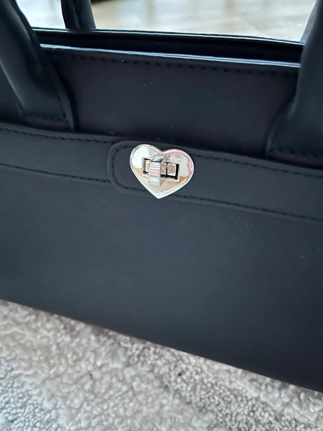 Svart handväska med hjärtspänne - 1