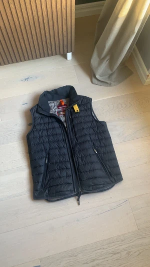 Parajumpers väst - Säljer nu denna sjukt fräscha parajumpers västen. Storlek: S Skick: Bra utöver en lite klisterlapp, se sista bild 100% äkta.