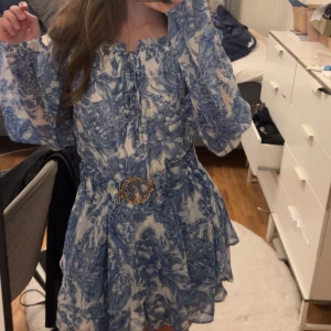 blomning blå klänning - säljer min klänning som är köpt från newyorker med märket AMISU bara testad 2 gånger.🩵💙🤍 storlek 38