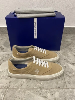 Helt Nya Jacob Cohen Skor  - Helt Nya Jacob Cohen Skor || Storlek 44,5 || Nypris ca 4000kr || Mitt pris 2699kr || Box och Dustbag medföljer || Tveka inte på att höra av dig vid frågor eller funderingar 