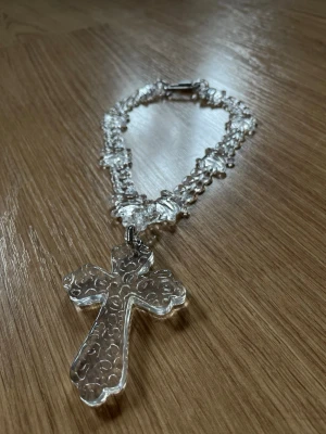 Clear halsband med kors - Unikt chunky halsband i transparent plast med stora länkar och en rejäl korsberlock. Materialet är glaslikande. Pris går att diskutera 