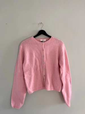 Rosa stickad kofta  - Fin rosa kofta från Gina tricot🩷helt oanvänd med prislapp kvar 