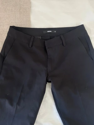 Lågmidjade kostymbyxor från Bik Bok - Snygga lågmidjade kostymbyxor från Bik Bok med bootcut ben. Säljer pga för stora i storleken!! 💕💕❤️🥰 Nypris 500 kr 