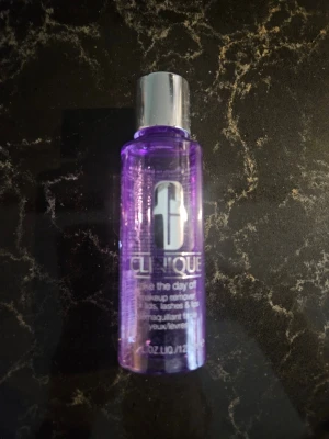 Clinique Take The Day Off Makeup Remover  - Clinique Take The Day Off Makeup Remover för ögon och läppar. Full storlek 125 ml. Det är 2/3 av produkten kvar i flaskan. 