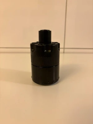 Azzaro most wanted intense  - Azzaro parfym som passar perfekt till kallt väder och fest/dejtkvällar. Är ca 85% full, box finns dock är den lite skadad. Tveka inte på att höra av dig😃