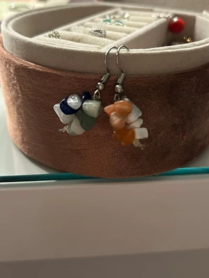 Örhängen med kristaller🩷 - Unika örhängen med oregelbundna stenar i blått, grönt, vitt och orange samt små pärlor. Hängande modell med metallkrok❤️