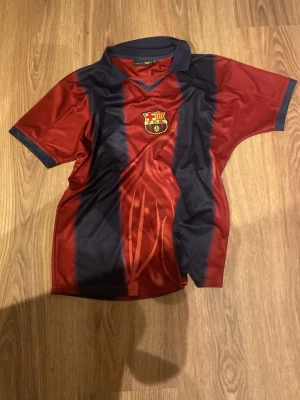 Travis Scott x Barcelona tröja  - Travis Scott x Barcelona tröja den är en storlek s men den är baggy så den blir som en m