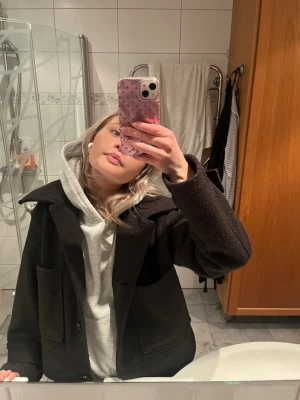 Svart vår kappa med snygga detaljer  - Säljer en svart vårjacka. Jackan har en klassisk form som passar perfekt till vad som helst!. Bild 3 är en bild närmre detaljerna vid armen❤️Jackan är i st Xs och är köpt från kapphal för 899kr men säljer för 450🥰