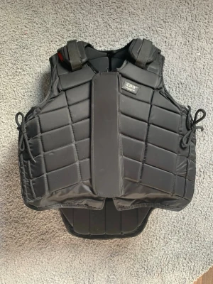 Säkerhetsväst från CRW XS - Storlek XS, svart. Säljer då den inte passar mig för den e för stor så MAX använd 3 gånger!💕pris går att diskutera!