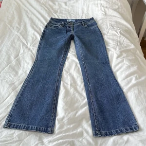 Lågmidjade bootcut jeans - Vintage från Denim of Sasha💘 Innerben: 76cm o midja rakt över: 36cm 