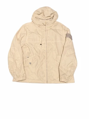 Beige vindjacka från Stone Island - Säljer min Stone Island vindjacka perfekt nu till våren. Storleken är L men jag skulle säga att den passar M också. Hör av dig och fråga om det finns funderingar!