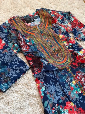 Abaya / jelabya  - Fin abaya / jelabya med fina färger och mönster, har flera stycken av denna modell i storlekarna 1 vilket motsvarar S - M och 2 vilket motsvarar L. Hör av er om vilken storlek som önskas🤍