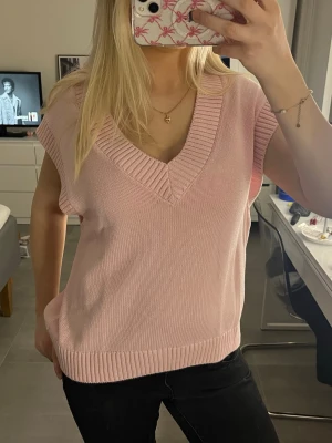 Rosa stickad väst  - Superfin rosa stickad väst💕