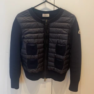 Moncler Jacka  - Säljer nu den här Moncler jackan för att den är för liten, den var en fläck vid bröstet, bild kan skickas. Knappt andvänd då jag köpte fel storlek . Pris kan diskuteras, bilder är gamla från den jag köpte den av men kan skicka egna vid intresse