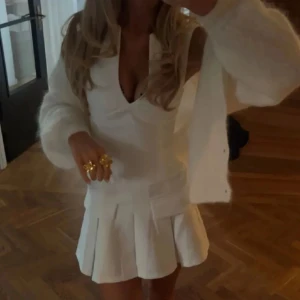 Vit klänning - Säljer denna super fina vita klänning som passar jätte bra till massor tillfällen och sitter sååå fint på 🩷🩷🤗