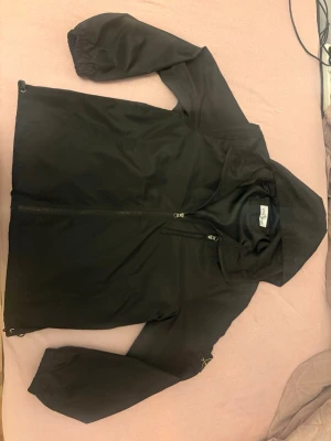 Stone island vindjacka / windbreaker - En svart Stone Island windbreaker. Köptes i julklapp men har växt ur den. Helt ny och använt endast ett par gånger. Size M kan passa S. Det finns elastiska muddar som gör att man kan justera storleken. Vid funderingar så gäller det bara att fråga! Pris kan diskuteras