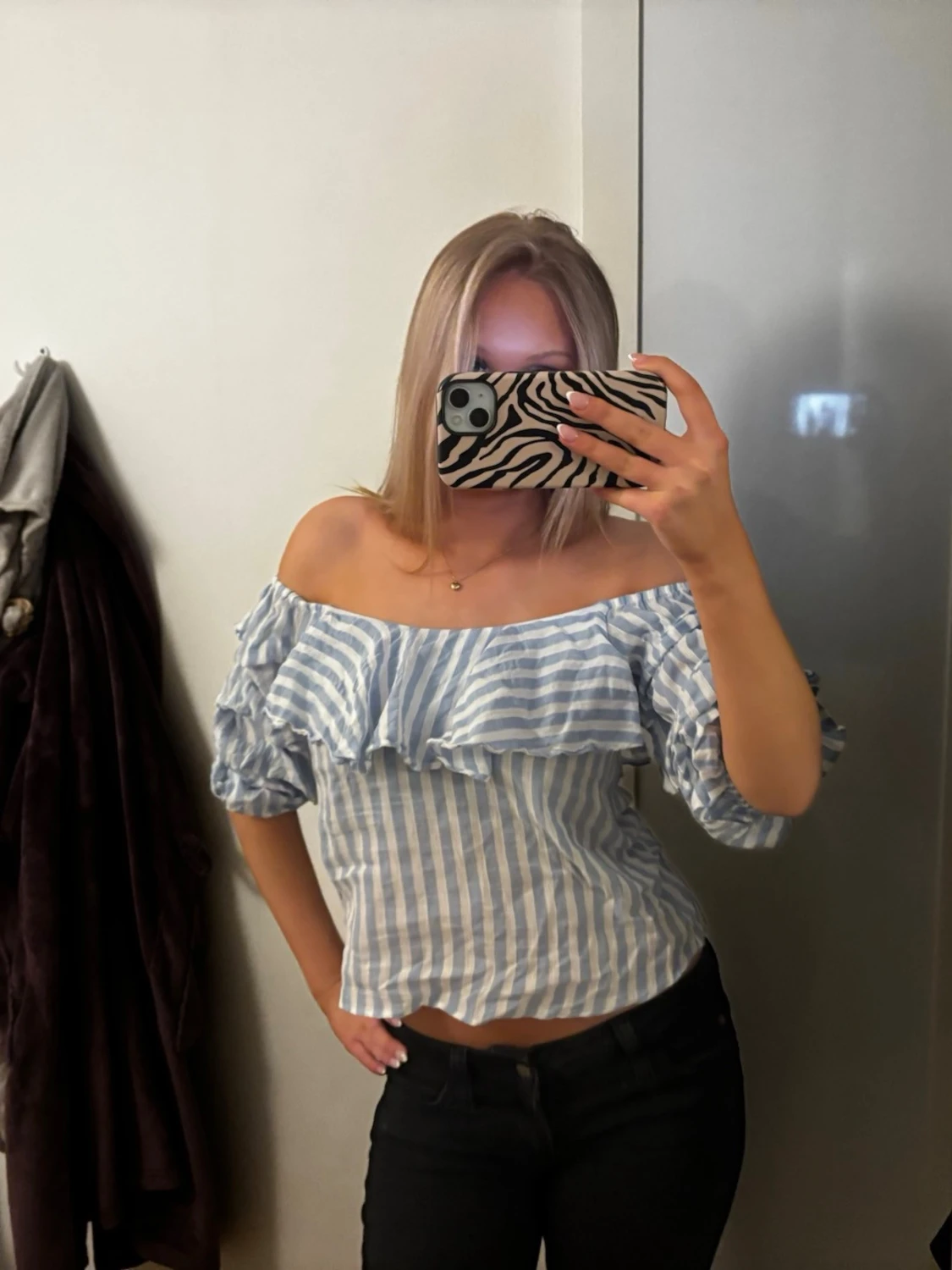 Randig offshoulder blus med volang - 1