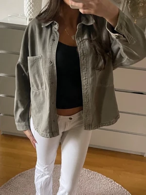 Olivgrön jeansjacka från zara - Funderar på sälja denna snygga jeansjacka från zara! 