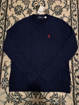 Mörkblå polo Ralph lauren  - Helt ny riktigt snygg polo Ralph lauren stickad tröja. Passar till allting har ett fint ull material med storleken L. Är flexibel med priset vid seriösa köpare. Fraktar även alltid inom 24 timmar 