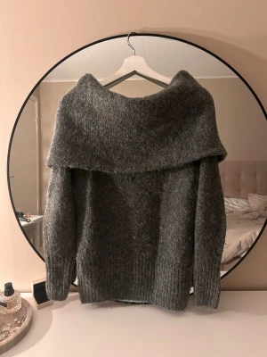 Grå off shoulder stickad tröja - Mysig grå stickad off shoulder tröja🩶inprensip oanvänd och i väldigt bra skick🥰 Ej stickig