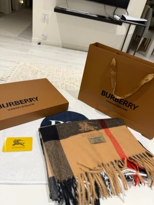 Burberry | Women’s beige scarf - Just as new! Get yourself or your loved one an authentic beige Burberry scarf for the winter 🙌🏻🙂Price is negotiable. Everything in the images is included.