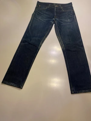 Mörkblå raka jeans från A.P.C - Säljer ett par mörkblå jeans från A.P.C med raka ben och klassisk femficksmodell. Jeansen har snygga slitningar och kontrastsömmar, tillverkade i kraftig denim. Perfekta för dig som gillar en tidlös och avslappnad stil. ( dom är selvadge och riktigt bra kvalitet 