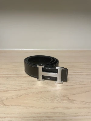 H-bälte  - Tja! Säljer nu detta feta H-bälte. Det är helt oanvänt och har inga täcken alls på användning. Det är storlek 105. Vid frågor eller funderingar är det bara att höra av sig!