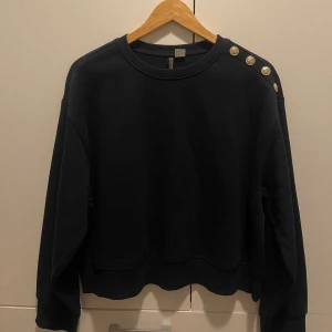Marinblå sweatshirt med guldknappar - Marinblå sweatshirt med guldknappar i nyskick, endast prövad! ☺️